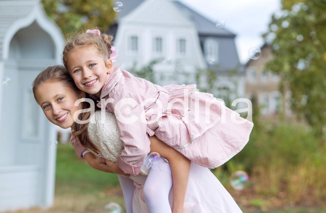 stockfresh_6559351_two-cute-sisters-enjoying-the-autumn-garden_sizeXL_aa2c46